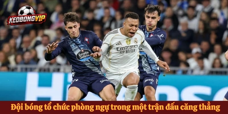 Đội bóng tổ chức phòng ngự trong một trận đấu căng thẳng 