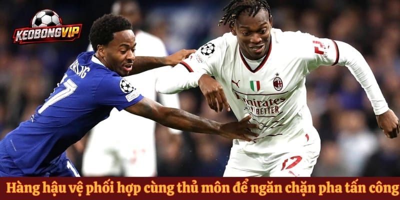 Hàng hậu vệ phối hợp cùng thủ môn để ngăn chặn pha tấn công