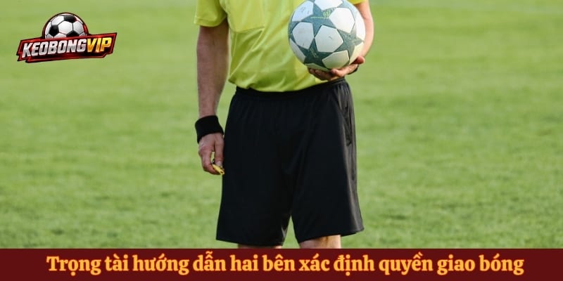 Trọng tài hướng dẫn hai bên xác định quyền giao bóng
